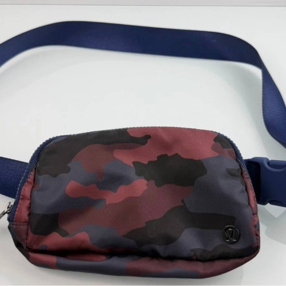 Lululemon Everywhere Belt Bag Heritage 365 Camo Smoky Red Night Sea Multi